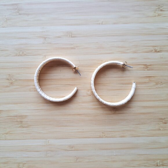 Gold and raffia creoles - Picture 1 of 3
